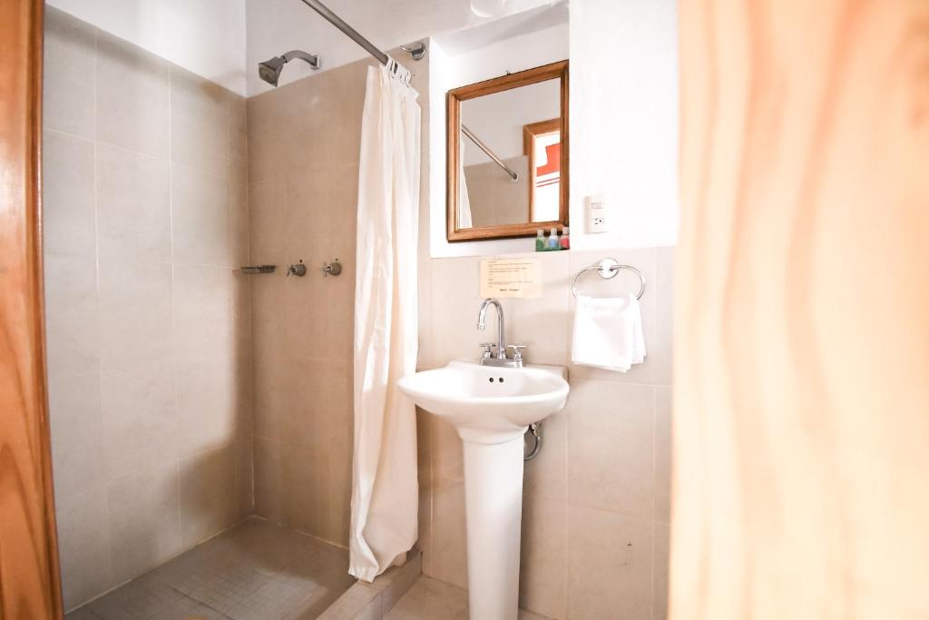 Koupelna v ubytování Hotel Meson Cuevano
