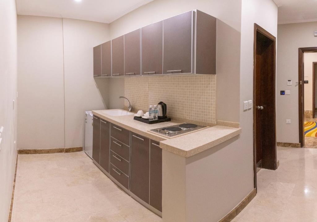 Kuchyň nebo kuchyňský kout v ubytování Seven Gardens Hotel
