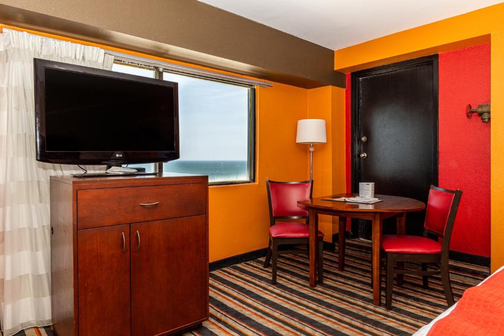Sandcastle Resort - King Room - Non-Smoking
