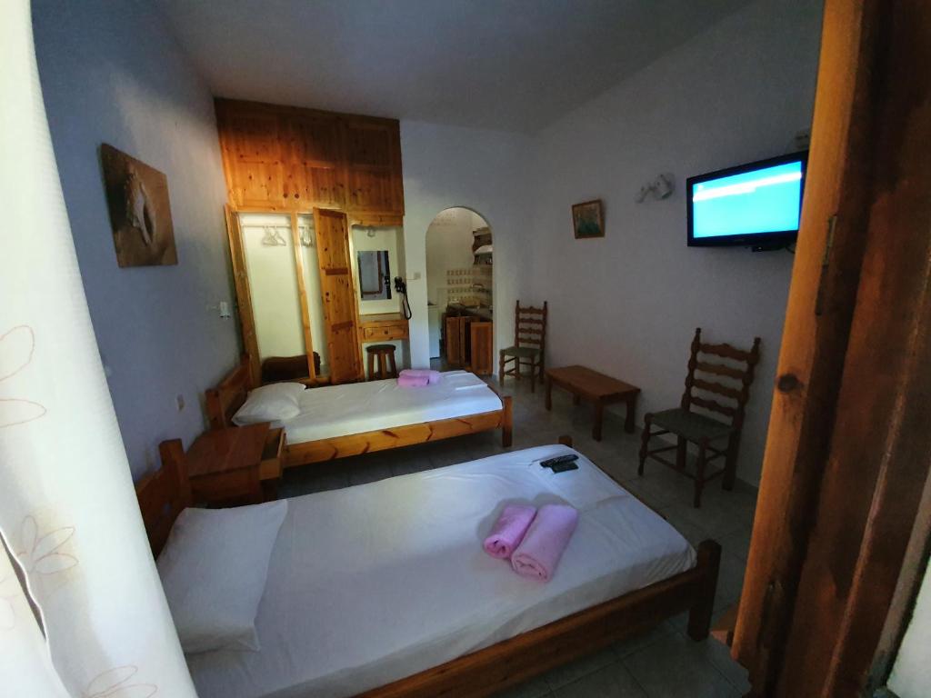 Postel nebo postele na pokoji v ubytování Dionisos Studios and Apts Skiathos