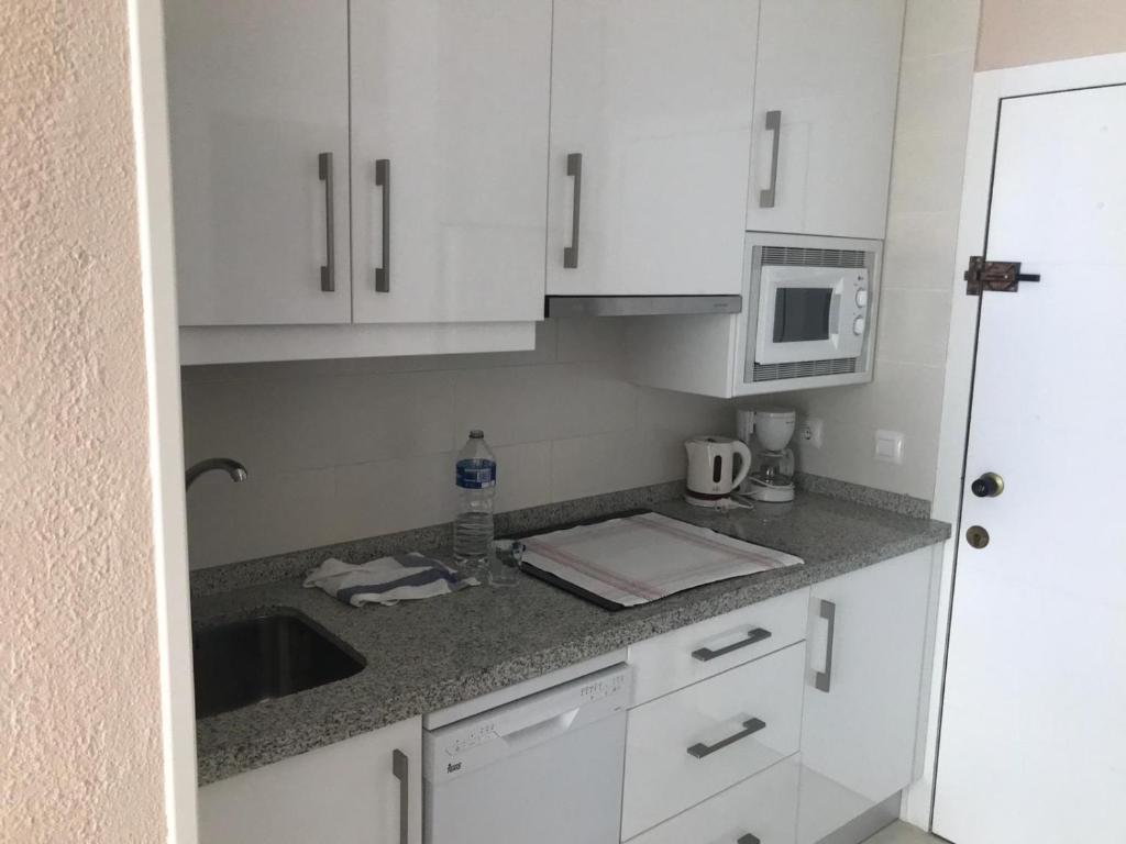 A kitchen or kitchenette at SERVICE APART LAZARO - Aguamarina 1 dormitorio