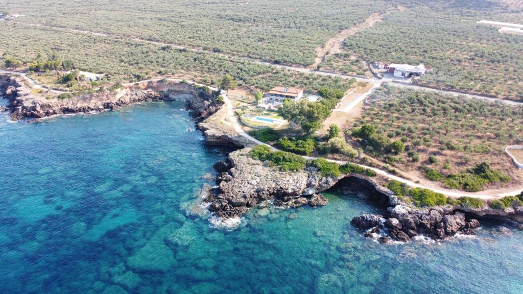 una vista aérea de una villa en una costa rocosa en Stoupa Properties Rooms en Stoúpa