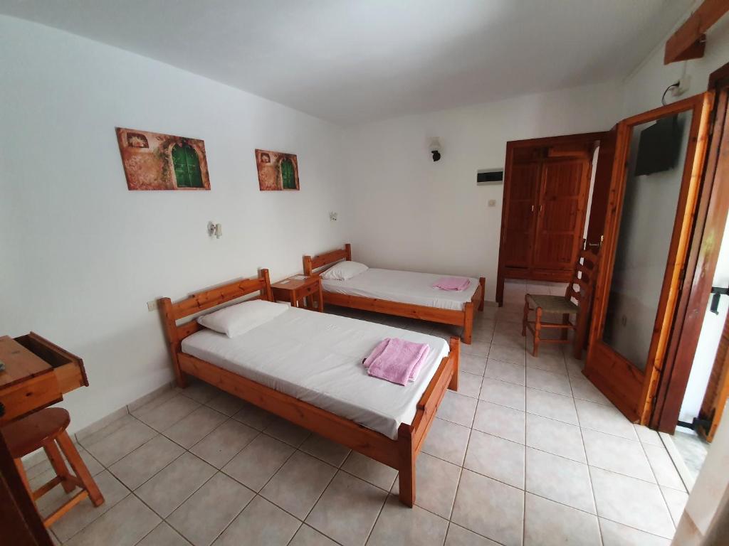 Postel nebo postele na pokoji v ubytování Dionisos Studios and Apts Skiathos