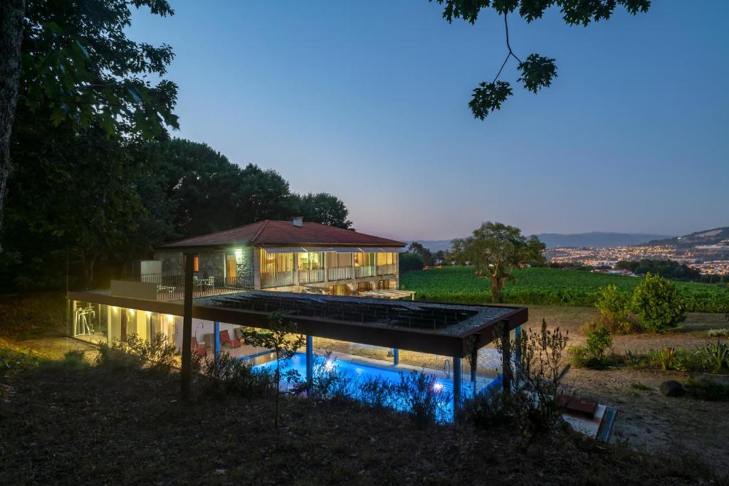 una casa con piscina frente a ella en Braga House & Wine, en Braga