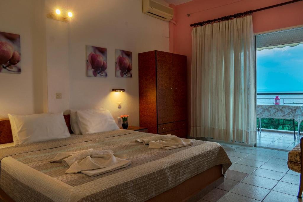 a bedroom with a bed with two towels on it at Villa Gesthimani in Neos Marmaras