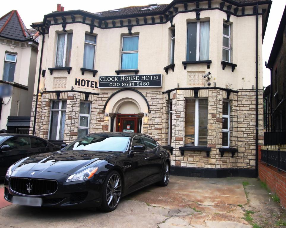 una macchina nera parcheggiata di fronte a un hotel di Clock House Hotel - London Croydon a Croydon