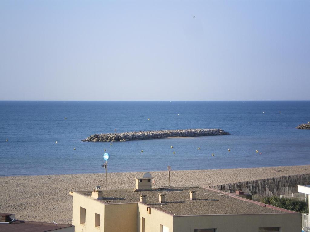 une vue de la plage depuis un immeuble dans l'établissement Valras 1ère ligne vue pleine mer, à Valras-Plage
