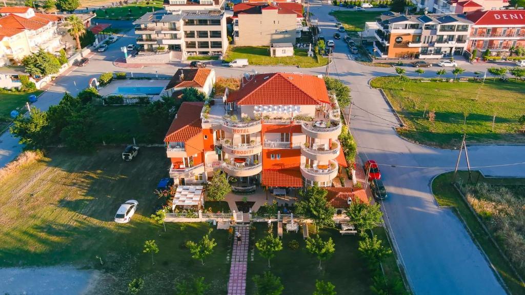 eine Luftansicht eines großen Hauses mit orangefarbenem Dach in der Unterkunft Afroditi in Paralia Katerinis