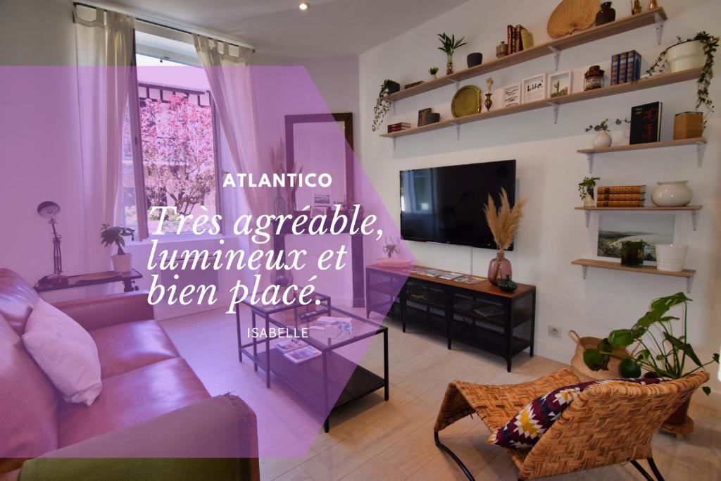 een woonkamer met een paarse bank en een tv bij Atlantico - Arrosa in Biarritz