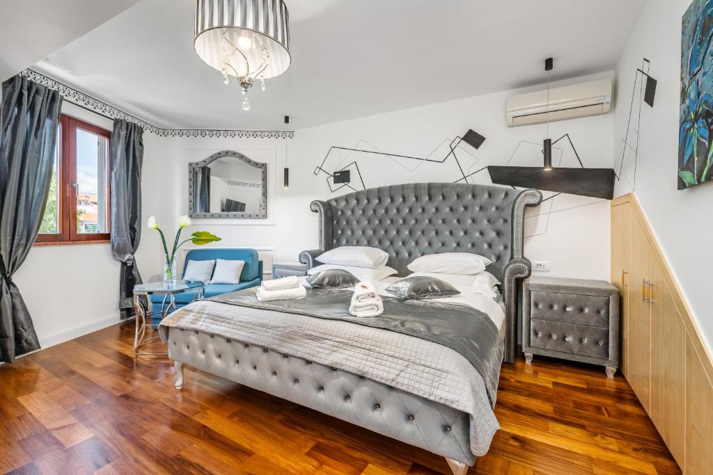 
Comfort Room - City View
