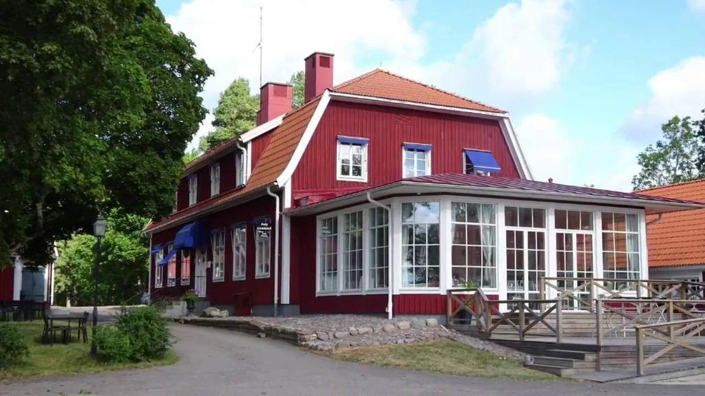 a red house with a red roof at Staby Gårdshotell in Högsby