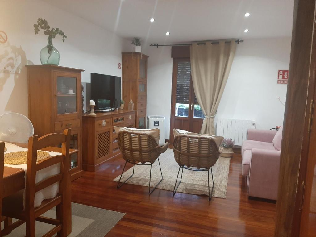 sala de estar con sofá y sillas en Apartamento El 31 de Bilbao, en Bilbao