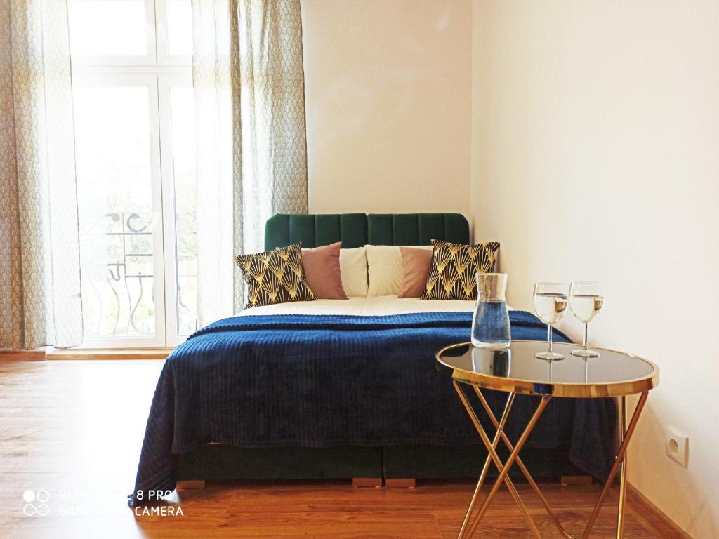 Tempat tidur dalam kamar di Wieliczka City Apartments