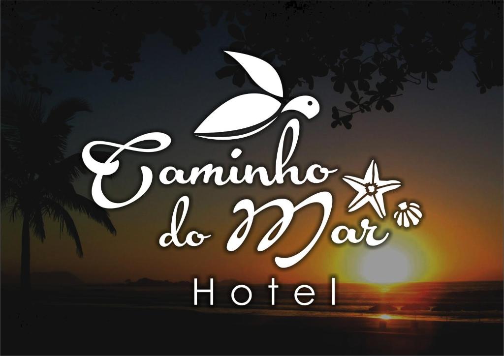 Una señal que dice "Camino do hotel" en Caminho do Mar Hotel en Guarujá