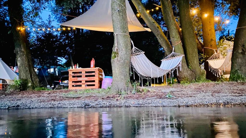 Výhled na řeku, která protéká v blízkosti luxury tent