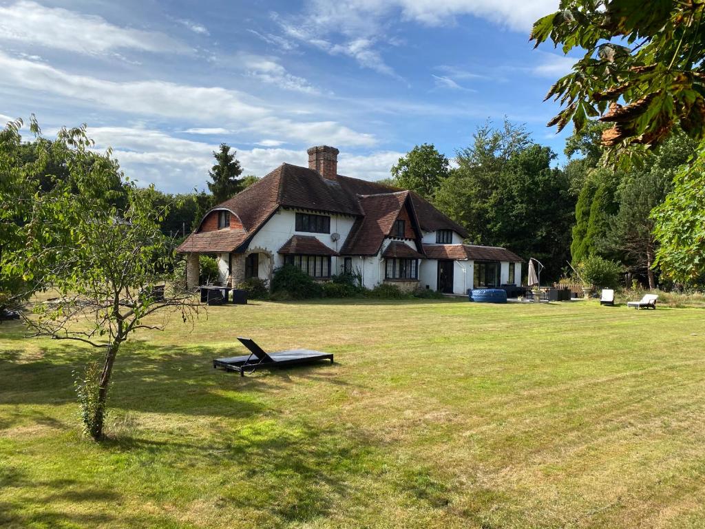 ein altes Haus mit einer Bank davor in der Unterkunft Chichester Retreat with Large Private Mature Garden in Chichester