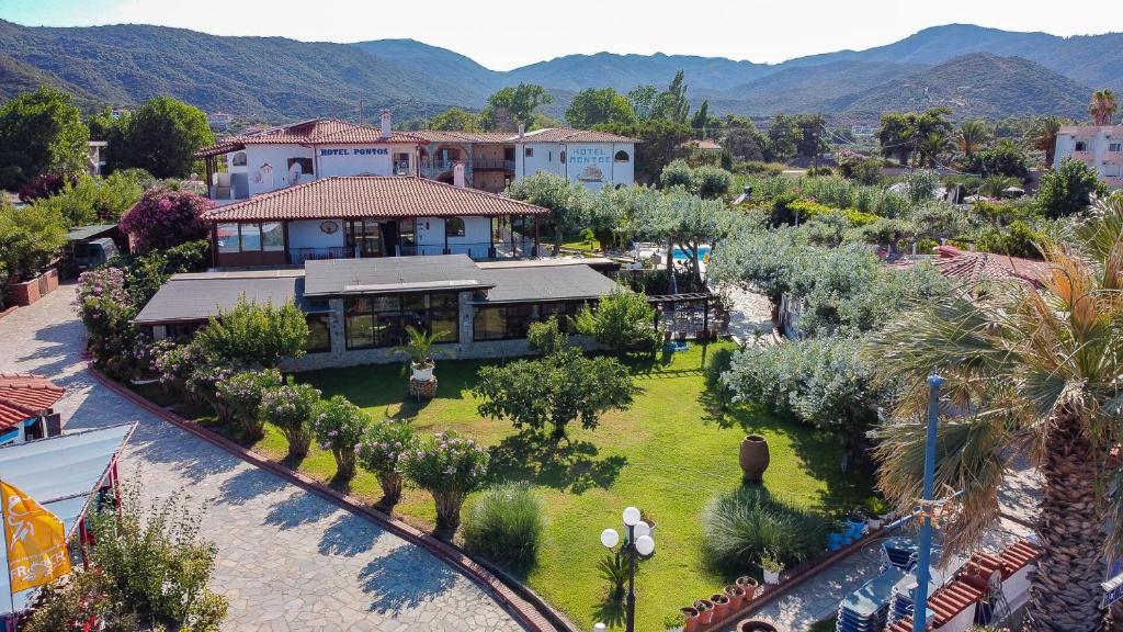 una vista aérea de una casa con un patio con palmeras en Hotel Pontos en Sárti