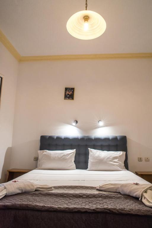 Uma cama ou camas num quarto em Empress Corfu