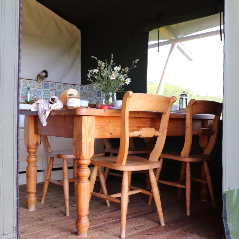 Fotografie z fotogalerie ubytování Brackenhill Glamping - Safari Tent with Hot Tub v destinaci Ivybridge