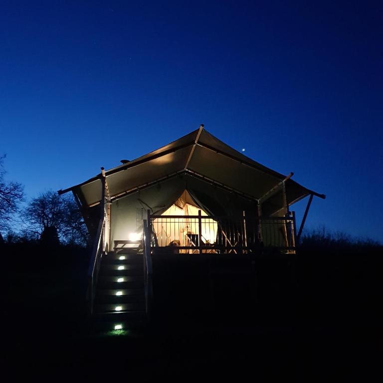 Budova, kde se the luxury tent nachází