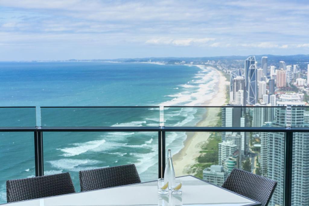 uma vista para a praia a partir do topo de um edifício em Peppers Soul Surfers Paradise em Gold Coast