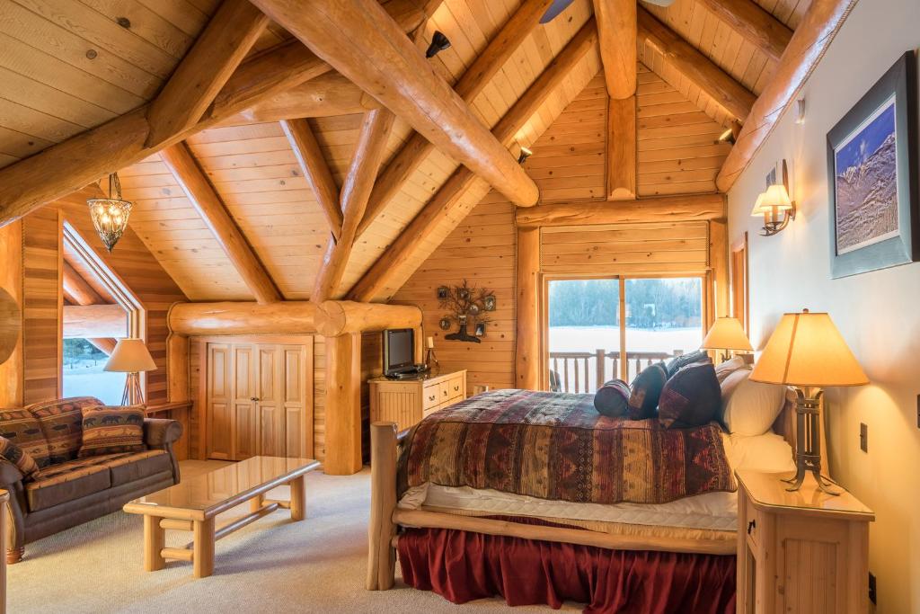 Revelstoke House Luxury Log House at Base of Resort, Revelstoke