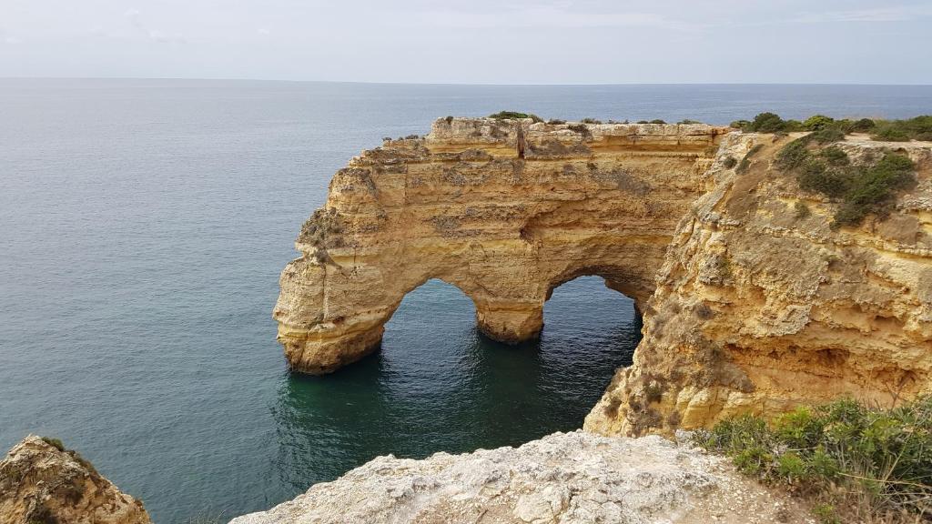 ein Torbogen in den Felsen in der Nähe des Ozeans in der Unterkunft Algarve/Sra da Rocha in Porches