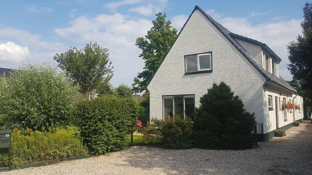 Zonnig appartement Maasbommel. - One-Bedroom Apartment