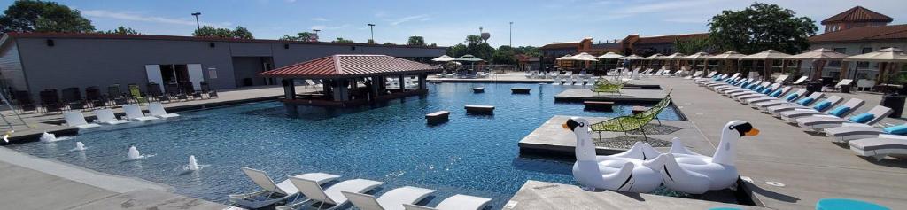 una piscina con cisnes y sillas en un complejo en Regalia Hotel & Conference Center, en Lake Ozark
