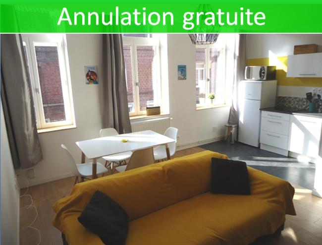 uma sala de estar com um sofá amarelo e uma mesa em Appartement Lille/1ch/stationnement gratuit em Lille
