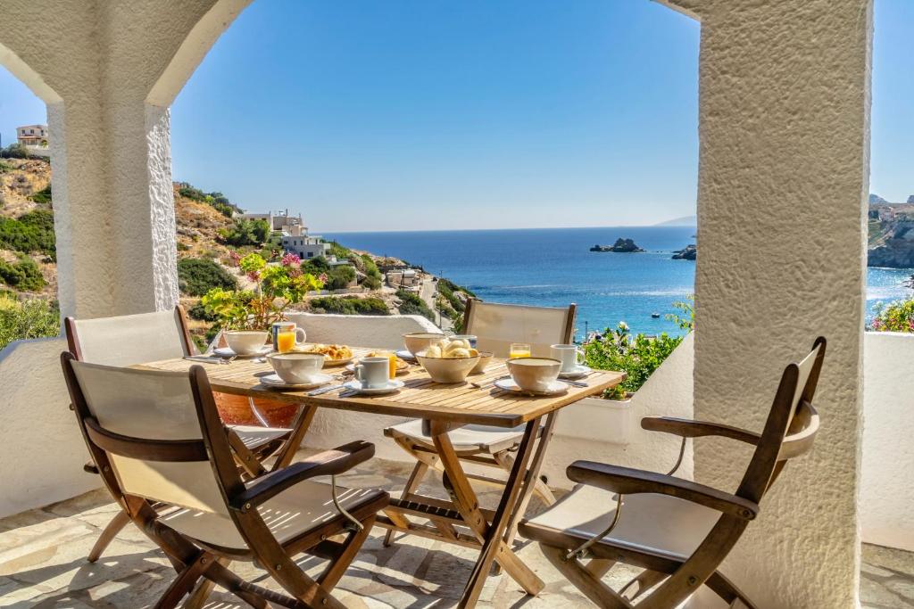 d'une table et de chaises sur un balcon avec vue sur l'océan. dans l'établissement Lygaria Seaview Home, à Ligaria