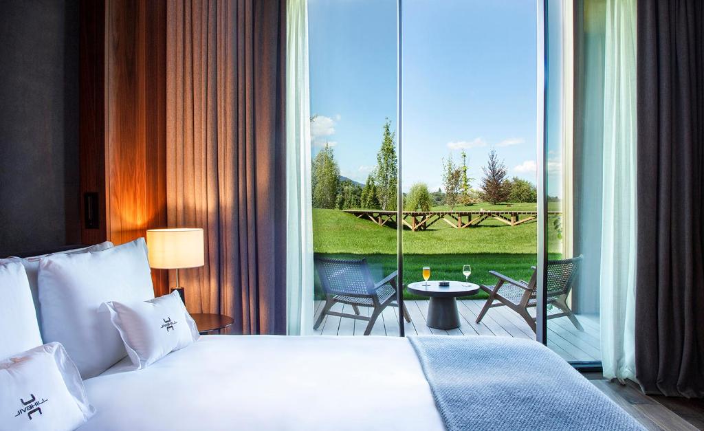 Postel nebo postele na pokoji v ubytování Jiva Hill Resort - Genève