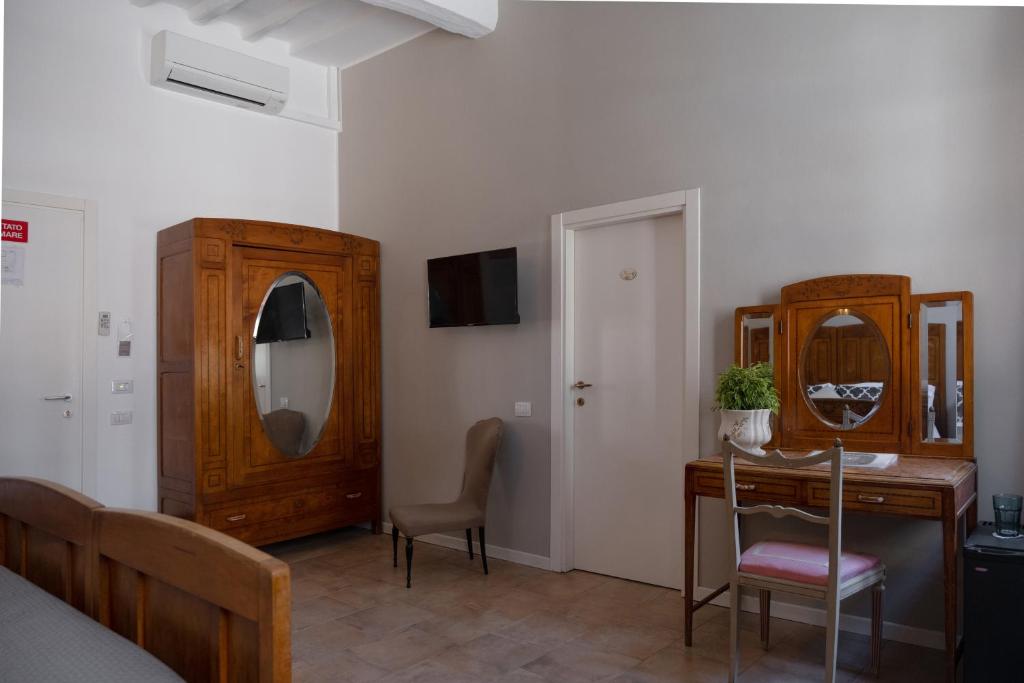 TV a/nebo společenská místnost v ubytování Città Di Castello Rooms