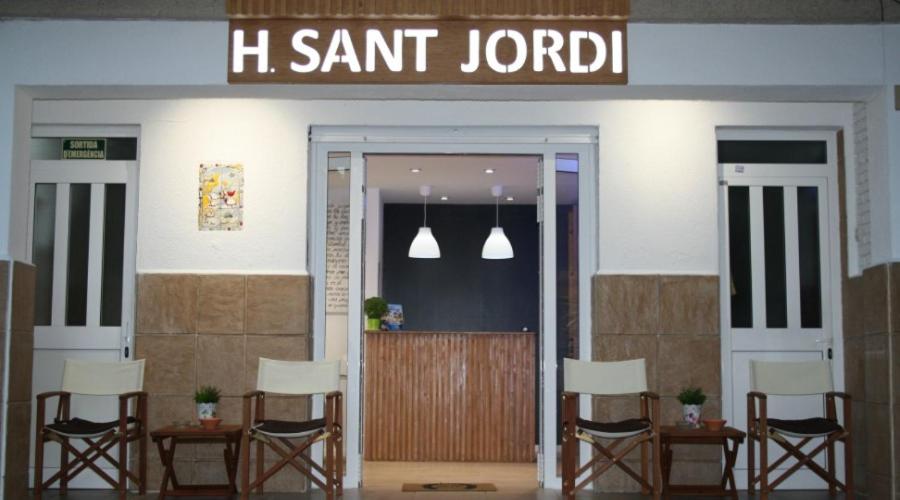 eine Gruppe von Stühlen außerhalb eines Restaurants in der Unterkunft Hostal Sant Jordi in Tossa de Mar