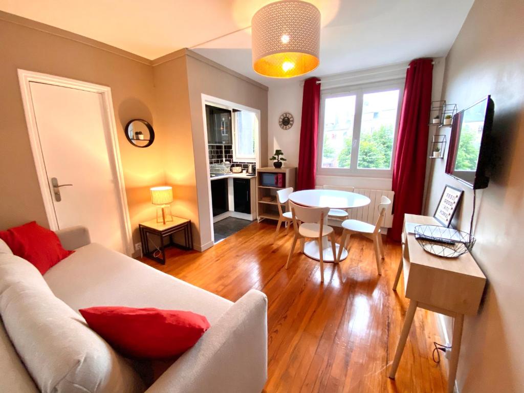 sala de estar con sofá blanco y mesa en 7- Appartement pour 4 personnes entièrement refait à neuf en centre ville en Dieppe