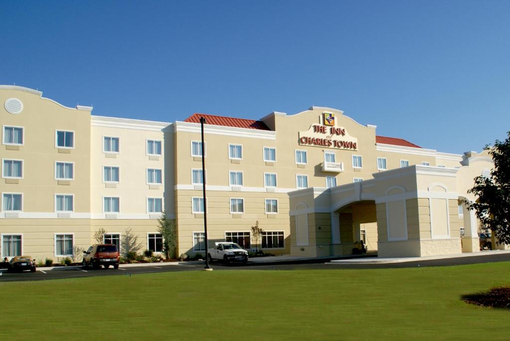 un gran hotel con un estacionamiento delante de él en The Inn at Charles Town / Hollywood Casino, en Charles Town