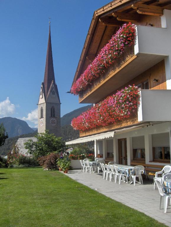 Nespecifikovaný výhled na hory nebo výhled na hory při pohledu z hotelu