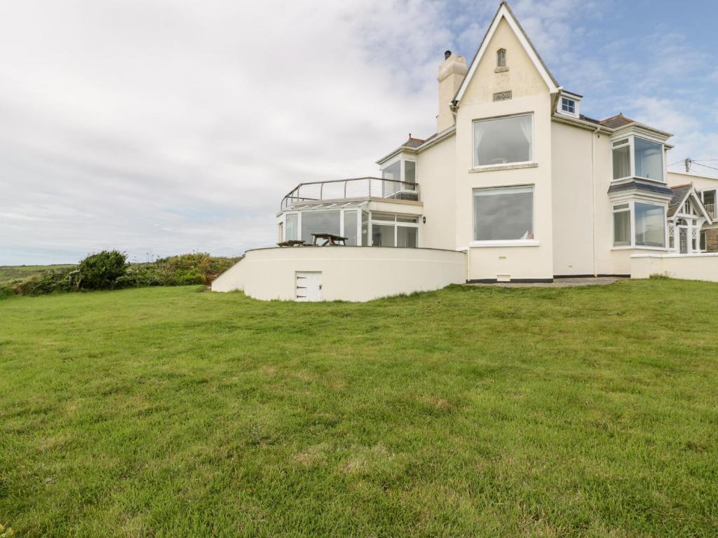 a large white house on a grassy field at Carn Eve in Trevilley