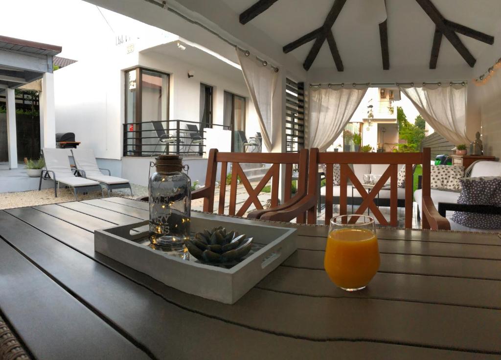 - une table avec un bol de fruits et un jus d'orange dans l'établissement Vila Blanc, à Costinesti