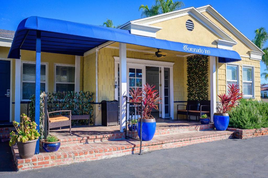 dom z niebieską markizą przed nim w obiekcie Coronado Inn w mieście San Diego