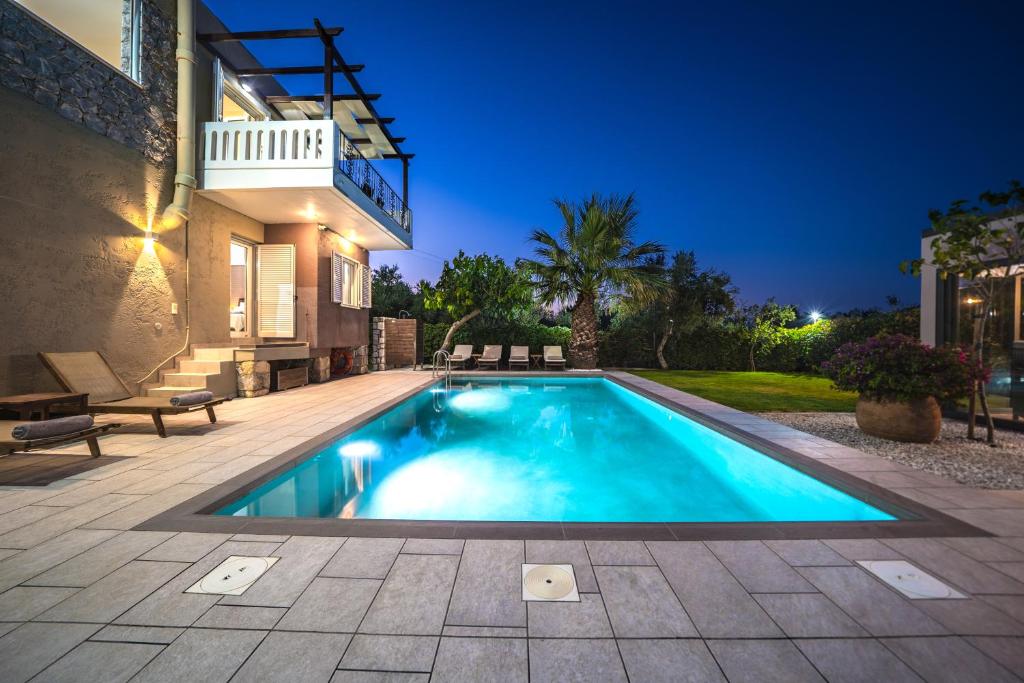 una piscina en el patio trasero de una casa en Petronila Luxury Villa with heated private pool en Kissamos