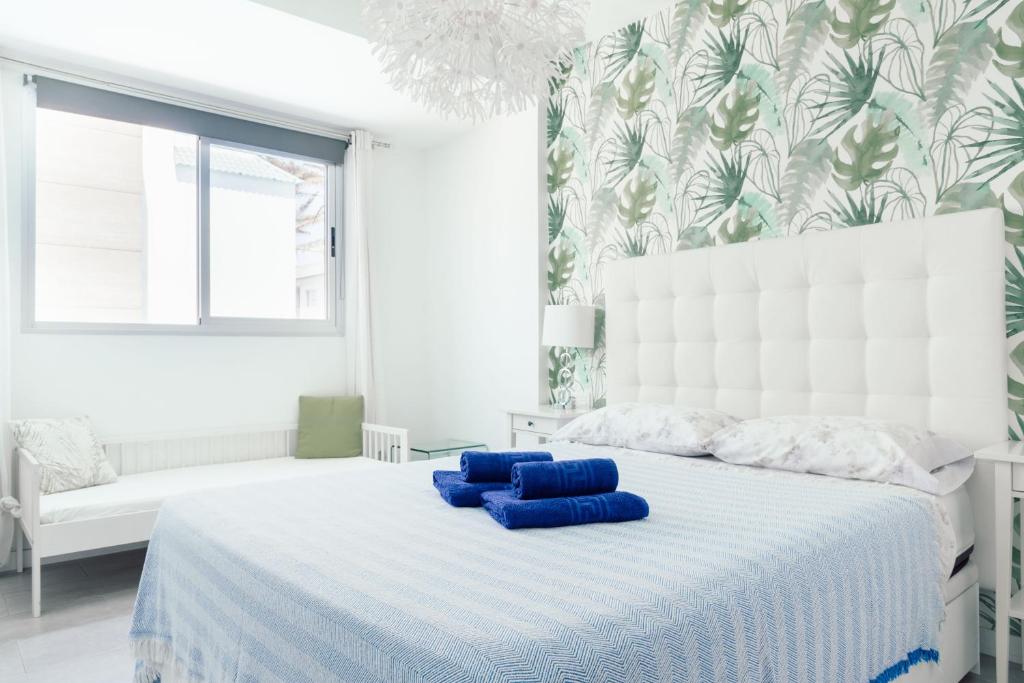 コラレホにあるOrquídea HolidayFVのベッドルーム1室(白いベッド1台、青い枕付)