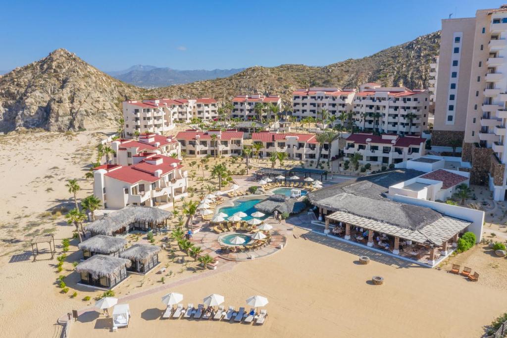 eine Luftansicht eines Resorts am Strand in der Unterkunft Solmar Resort in Cabo San Lucas