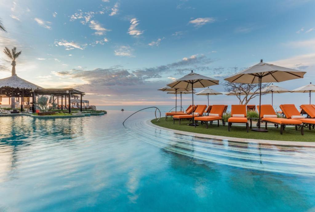 Bazén v ubytování Grand Solmar Land's End Resort & Spa nebo v jeho okolí