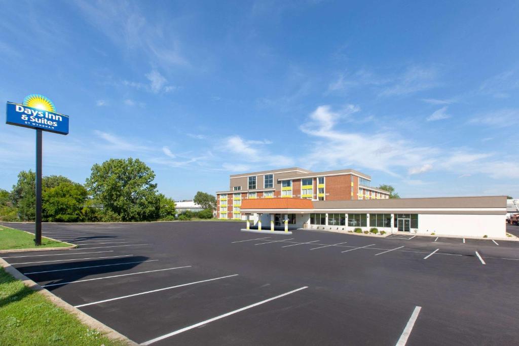 un estacionamiento frente a un edificio en Days Inn & Suites by Wyndham Grand Rapids Near Downtown, en Grand Rapids