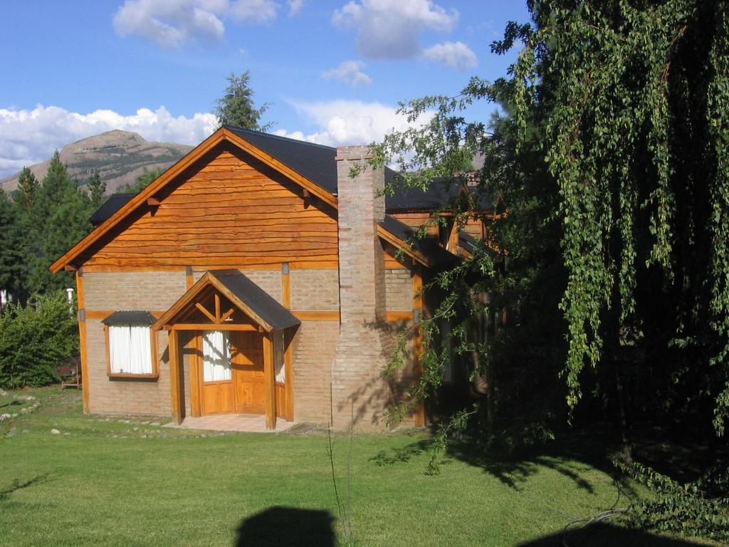 uma casa com uma janela do lado dela em Cabañas Lorien em Esquel