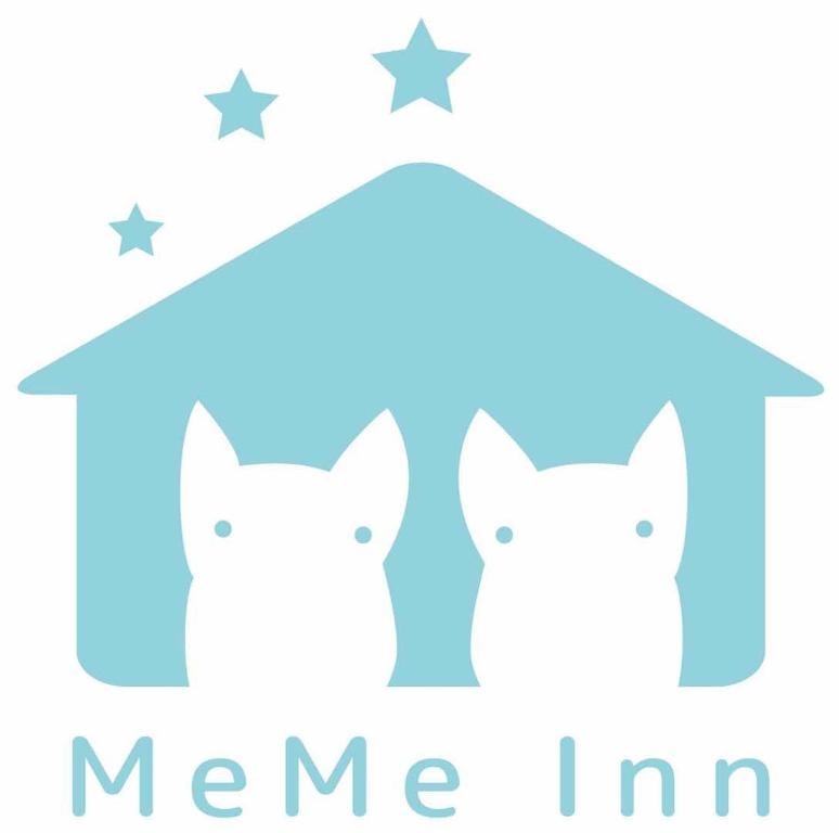 さいたま市にあるMEME Inn与野本町駅前の傘下の猫二匹