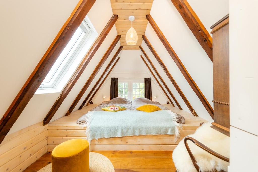 a bedroom with a bed in a attic at Villa Zwolle Centraal in Zwolle