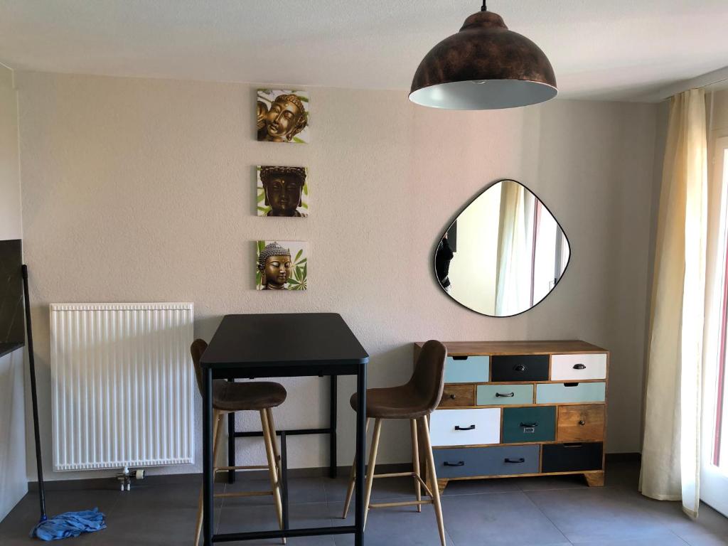 - une salle à manger avec une table, des chaises et un miroir dans l'établissement Amazing Studio In Lausanne Close To Epfl Unil, à Ecublens