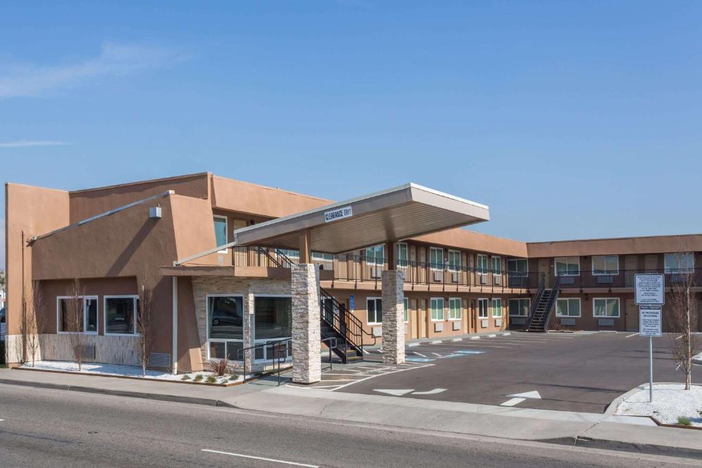 un edificio vacío con una parada de autobús delante de él en Days Inn by Wyndham Yosemite Area, en Fresno